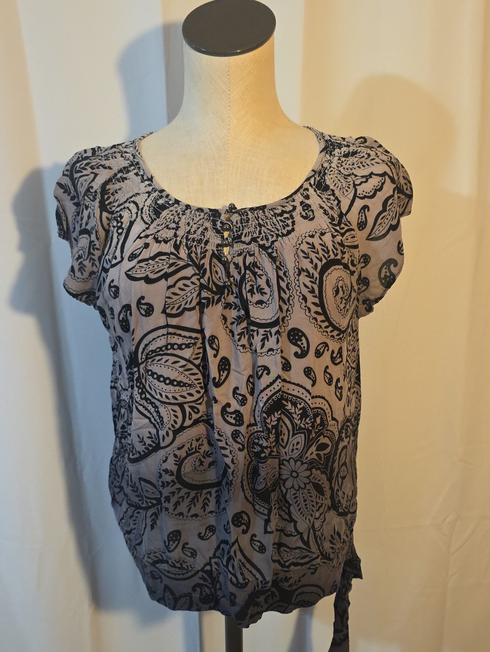 Apt. 9 Light Gray Scoop Neck Paisley Short Sleeve Blouse